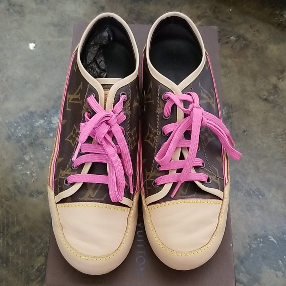 Louis Vuitton size 37.5 (7.5)